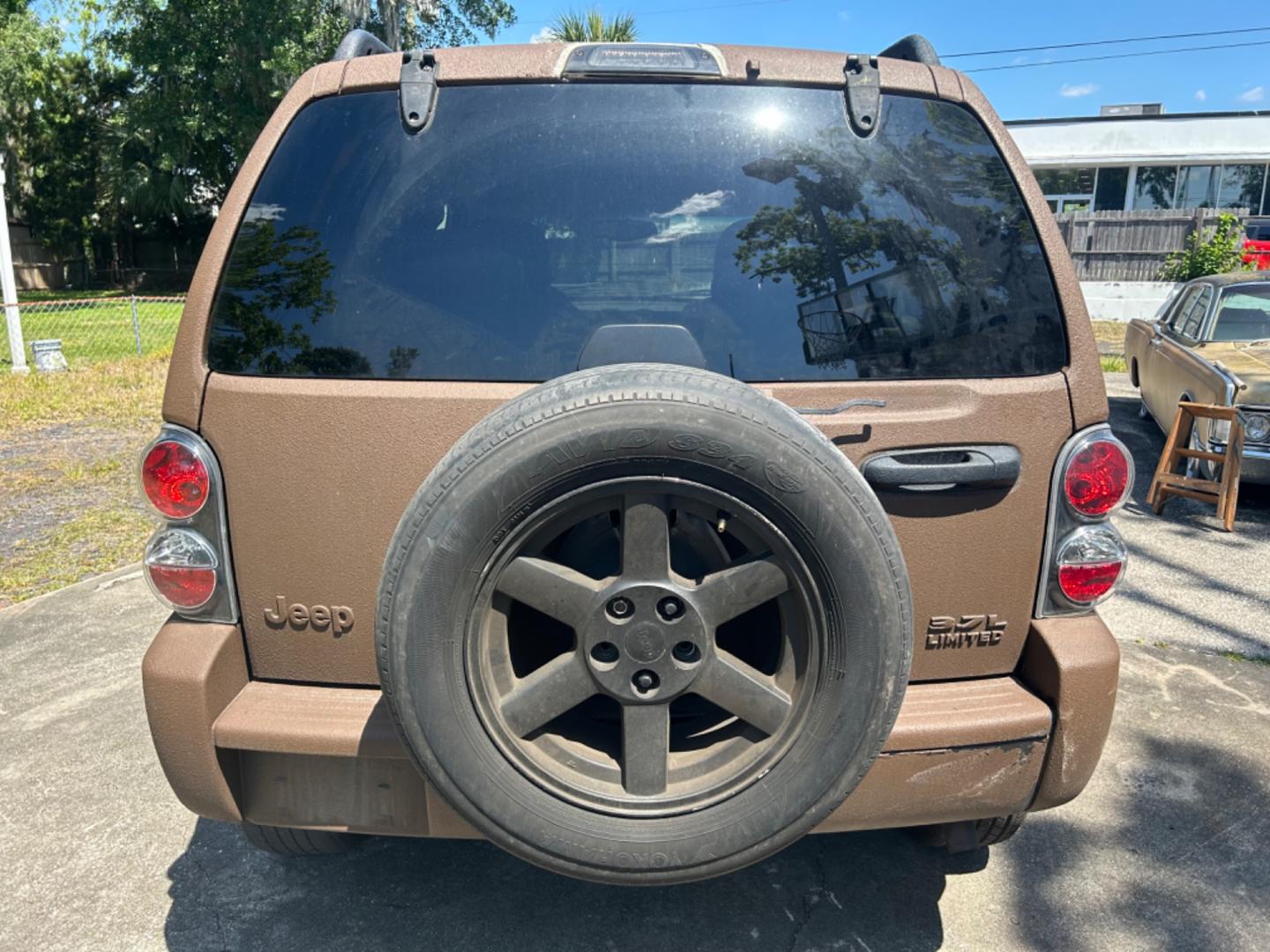 2005 Jeep Liberty (1J4GK58K65W) , located at 1758 Cassat Ave., Jacksonville, FL, 32210, (904) 384-2799, 30.286720, -81.730652 - $3000.00 CASH SPECIAL!!!! 2005 JEEP LIBERTY 3.7L LIMITED ONLY 176,155 MILES!!! 4-DOOR ICE-COLD AIR-CONDITIONING ALLOYS TINT REMOTE KEYLESS ENTRY DON'T WAIT ON THIS ONE CALL TODAY @ 904-384-2799 - Photo#5